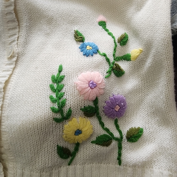 1970s white vest with embroidered flowers - Picture 6 of 9